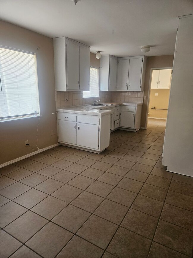 Building Photo - 3 BEDROOM, 2 BATHROOM HOME IN VICTORVILLE....