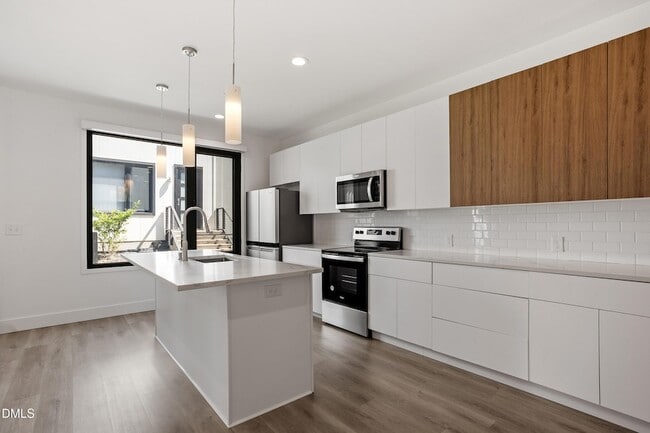 Building Photo - 2017 Jade St