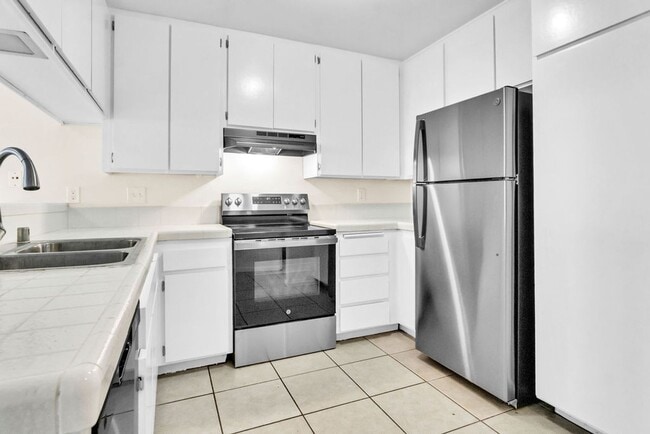 Building Photo - Great three bedroom townhome in UTC!  Avai...