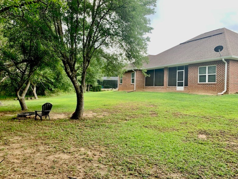 Building Photo - 9040 Lakeview Dr