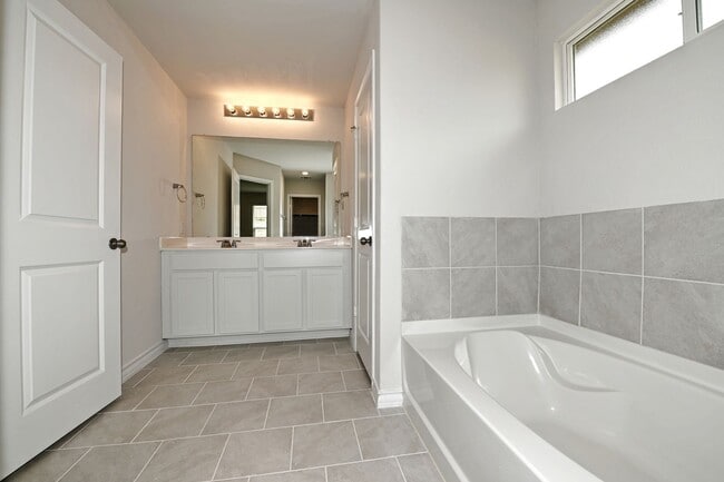 Building Photo - SINGLE STORY LIVING  |  RESORT STYLE AMENI...