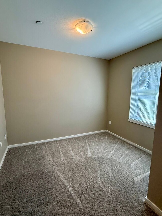 Building Photo - 2Bd/2.5Ba Redmond Townhouse