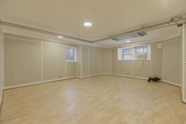 Building Photo - 6645 N Greenview Ave