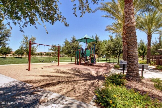 Building Photo - GORGEOUS home in THE KNOLLS at Power Ranch!