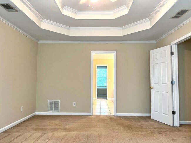 Building Photo - Large 4 Bedroom 2.5 Bath Home