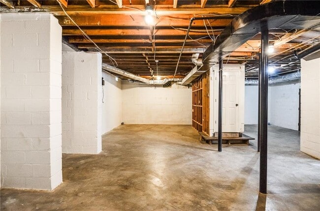 Building Photo - 2079 Street De Ville