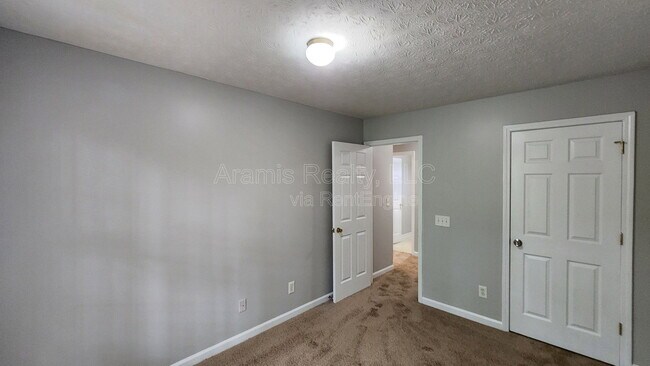 Building Photo - 5749 Strathmoor Manor Cir