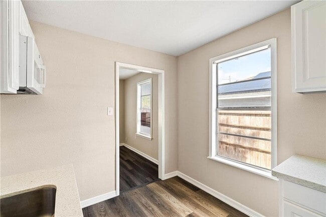 Building Photo - TWO BEDROOM ONE BATH UP FRONT WITH BACK APARTMENT