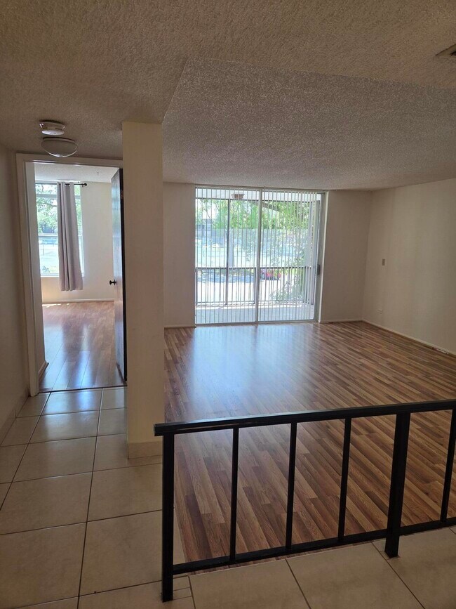 Building Photo - 3750 Inverrary Dr