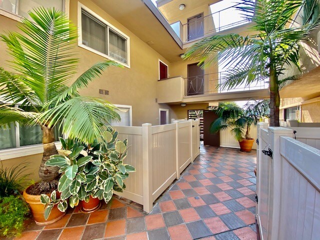 Building Photo - 970 Palm Ave