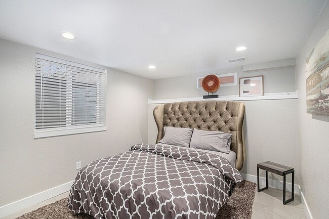 Building Photo - Beautifully Fully-Furnished Duplex in Old Town