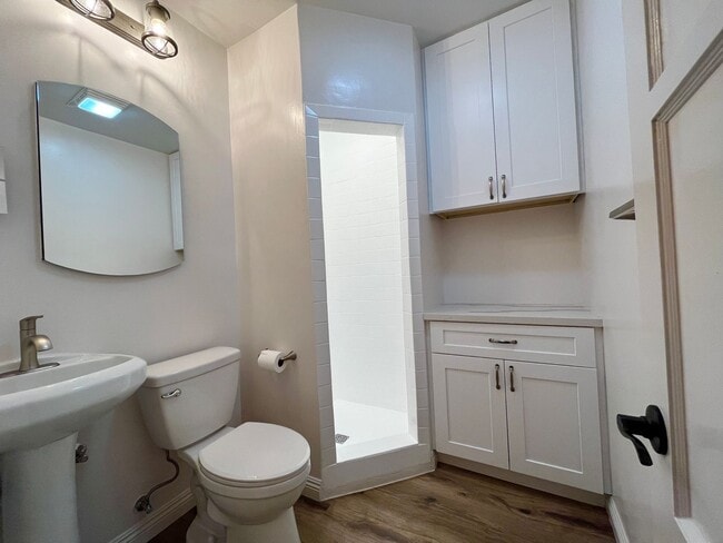 Building Photo - Completely Renovated Jem just north of Ven...
