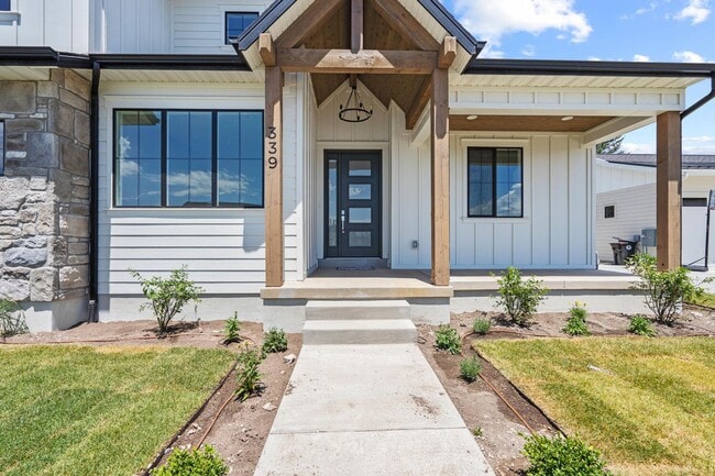 Building Photo - Cozy, Bright, and Spacious Home Nestled in Midway