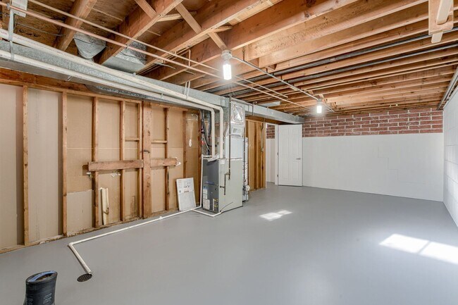 Building Photo - UPDATED 2 Bedroom Duplex With Garage!!