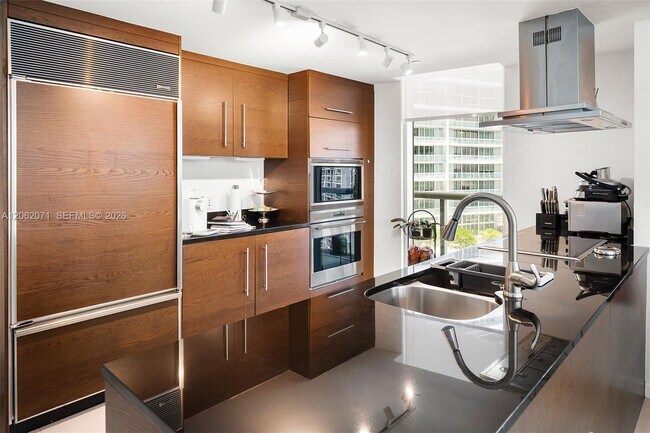 Building Photo - 495 Brickell Ave