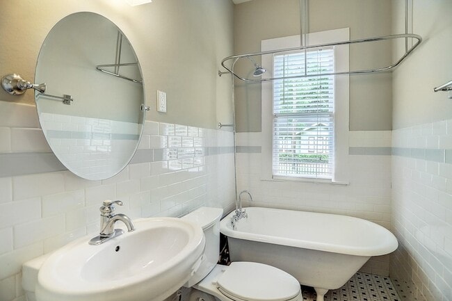 Building Photo - 1021 Louise St