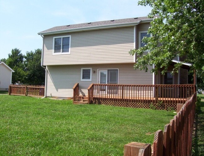 Building Photo - 4 bedroom house in northeast Springfield with fenced yard!