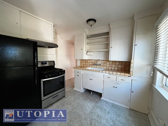 Building Photo - Charming 3 Bedroom, 1.5 Bathroom close to ...