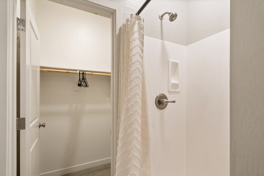 Building Photo - 6606 W Paradise Ln