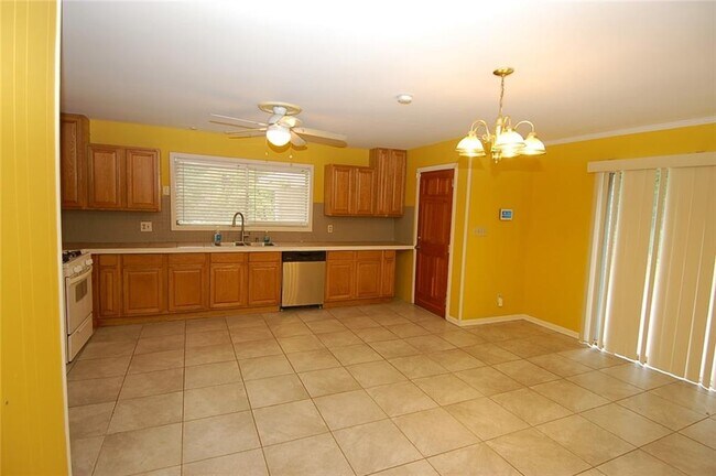 Building Photo - 3922 Safari Ct
