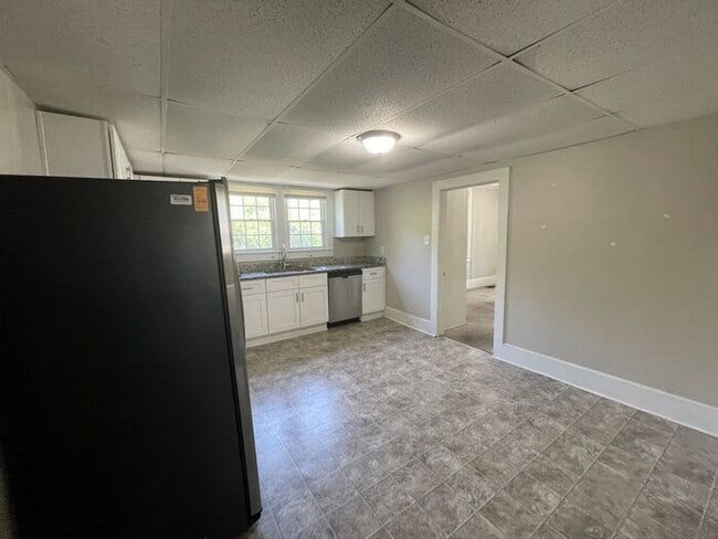 Building Photo - 4 bedroom 2 bath house