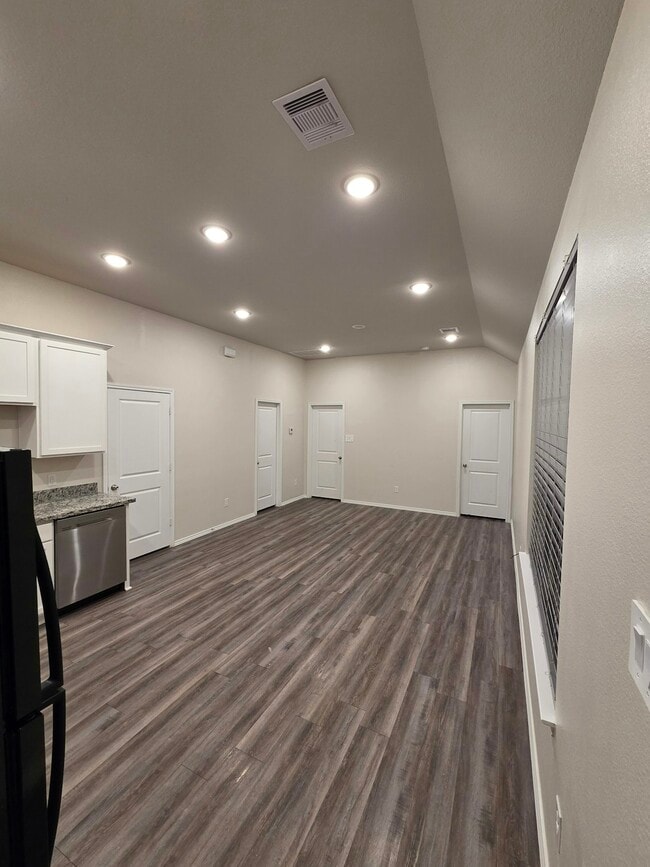 Building Photo - 11726 White Cedar St