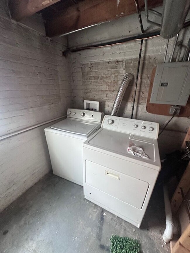 Building Photo - Midway 3 bedroom 2 bathroom House