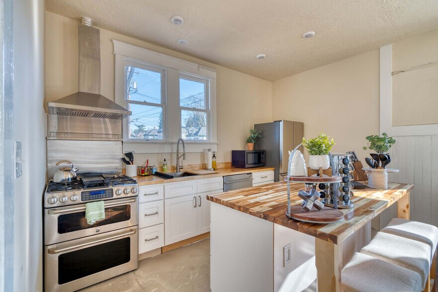 Building Photo - 502 NE 29th Ave