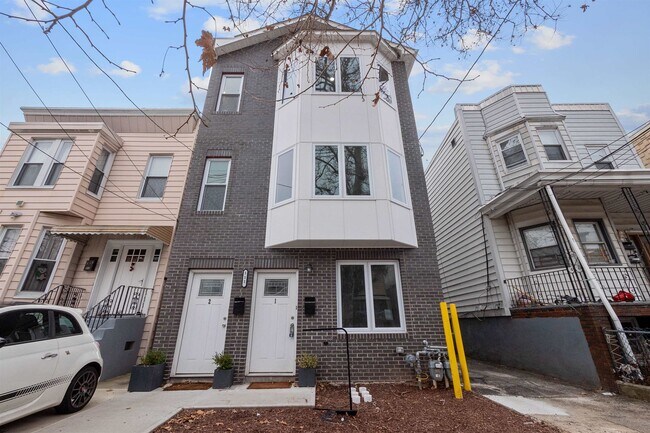 Building Photo - 111 Charles St