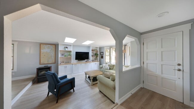 Building Photo - 3 Bed 2.5 Bath - Exceptional Condition - P...