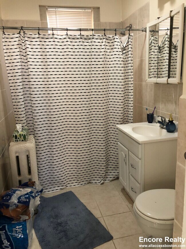 Building Photo - 879 Beacon St