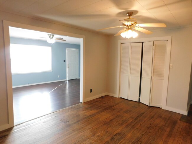 Building Photo - Spacious 3 bedroom & 1 bath