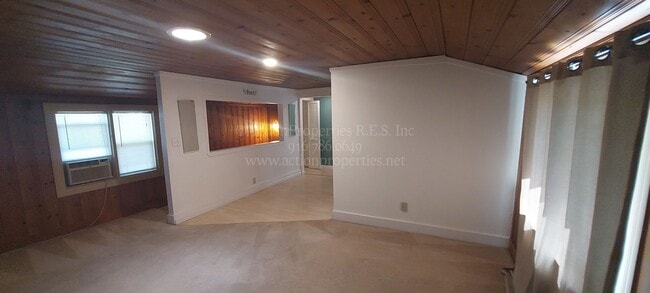 Building Photo - Central Roseville, 1 Bed, 1 Ba, Wall Air, ...