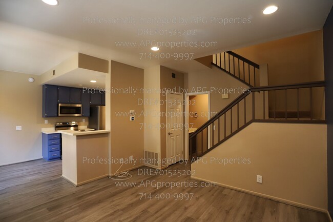 Building Photo - 2 bedroom / 2.5 bathroom condo with one ca...