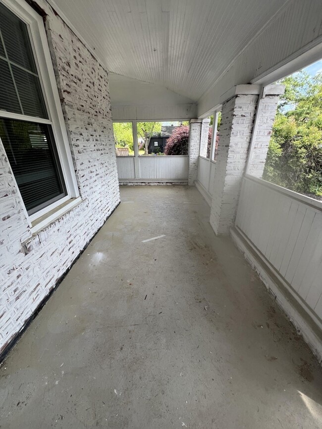 Building Photo - 214 W Buena Vista Ave