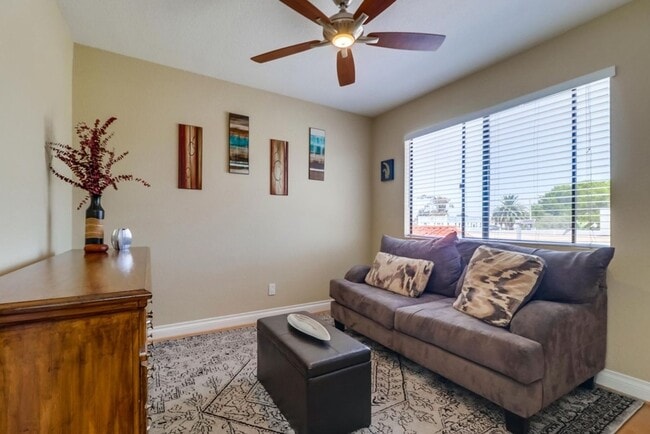 Building Photo - Stunning 2 bed 2 bath top floor condo in gated community with 2 covered parking spaces!