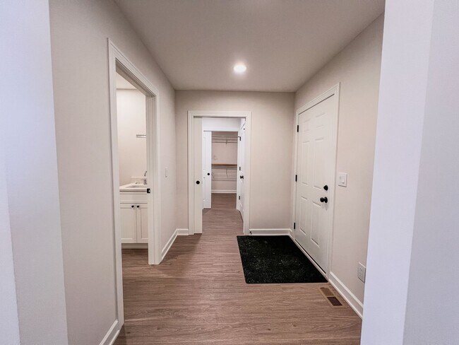 Building Photo - 3 Bedroom Lookout