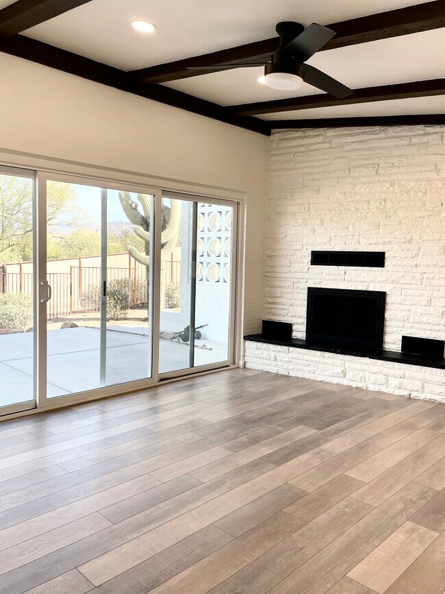 Building Photo - 37830 N Linda Dr