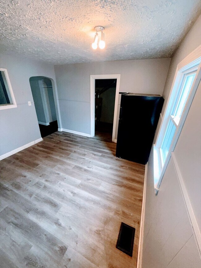 Building Photo - 4 Bedroom 1 Bathroom Home