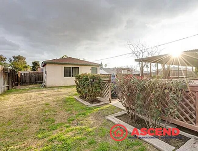 Building Photo - Cute Home Located Near Shopping in the Ros...