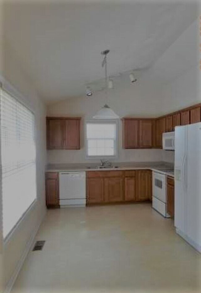 Building Photo - 4 Bedroom 2 Half Bath Townhouse with 2 Car...