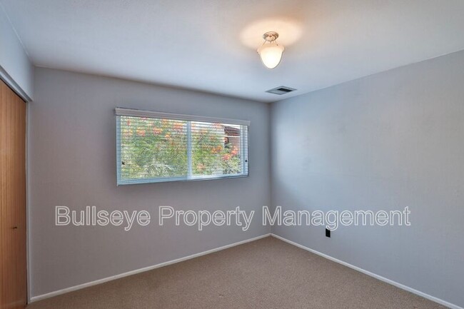 Building Photo - 1037 E El Caminito Dr