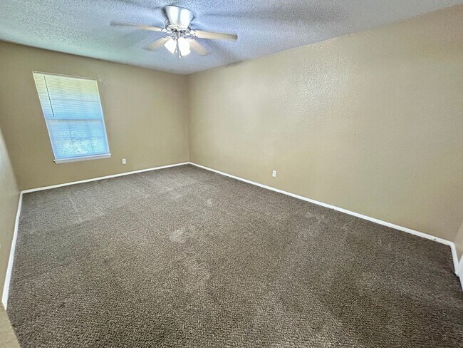 Building Photo - Spacious 2-Bedroom Apartment in a Quiet, Well-Maintained Community