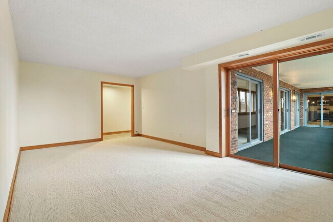 Building Photo - 150 Red Top Dr