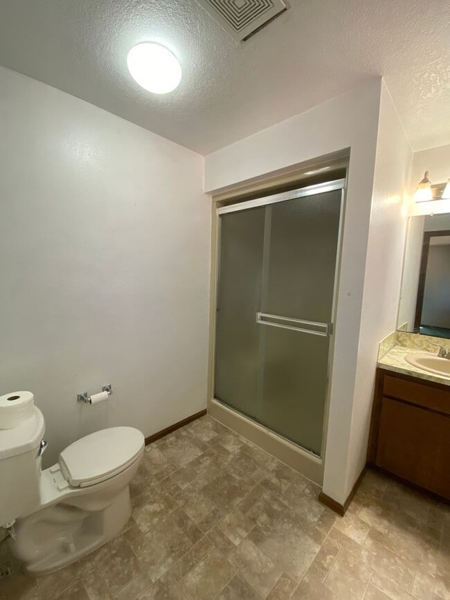 Building Photo - Location Location Location! 4 Bedroom Clos...