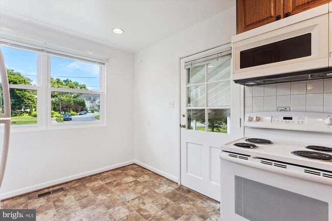Building Photo - 6916 Southridge Dr