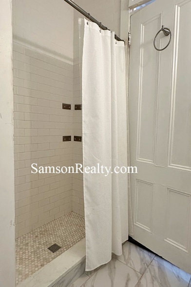 Building Photo - 81 Lloyd Ave