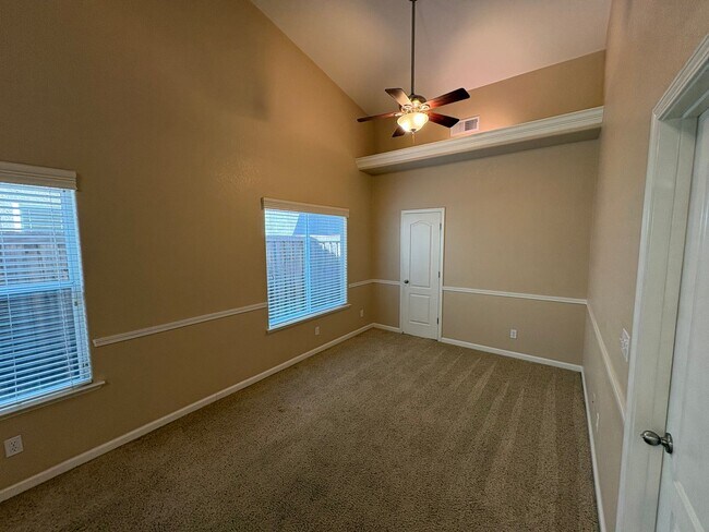 Building Photo - NW Visalia Available Now!