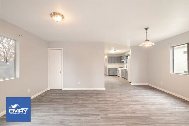 Building Photo - Gated/Secure 3 bed, w/ 2 Parking Spaces, Washer/Dryer Hookups