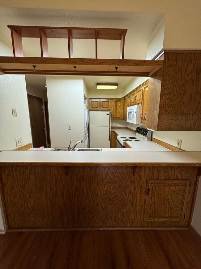 Building Photo - 2 bed/ 1 bath condo in UMED